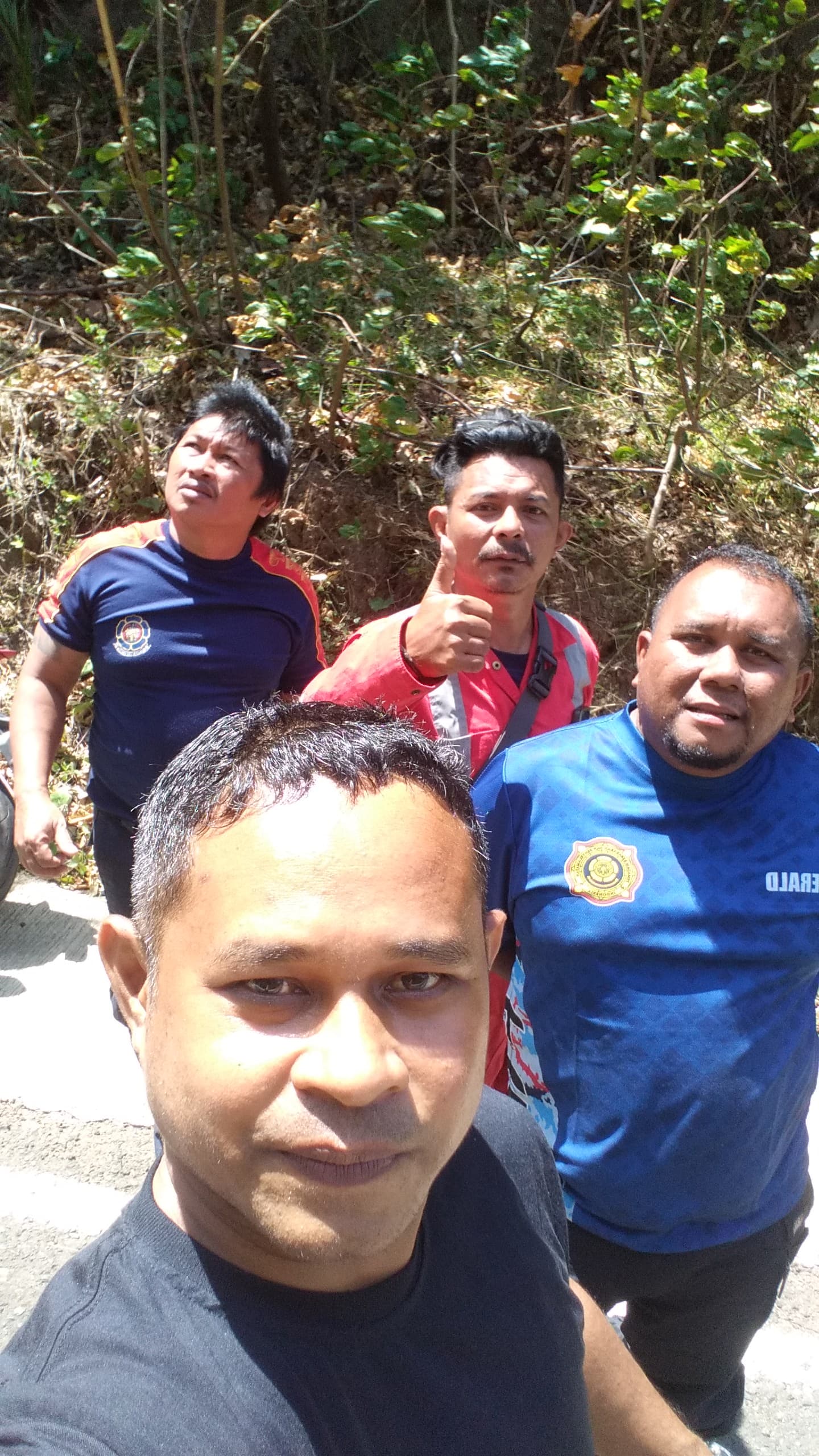 POTENSI BAHAYA DI JALAN WARGA TERATASI, LURAH MAKAWIDEY DAN DAMKAR BERTINDAK CEPAT